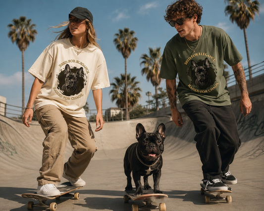 Camiseta grabada de bulldog francés — Criado para la elegancia, educado para el caos